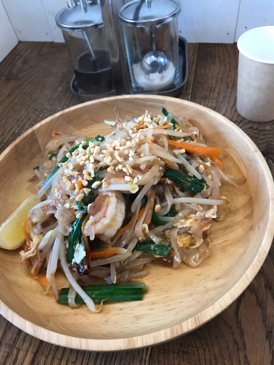 tenyuhcs's tweet photo. これから午後に備えてパッタイ補給開始します🍴
#パッタイ　#タイ料理　#icekitchen #鎌倉　#坂ノ下 https://t.co/RilR9lAvPh