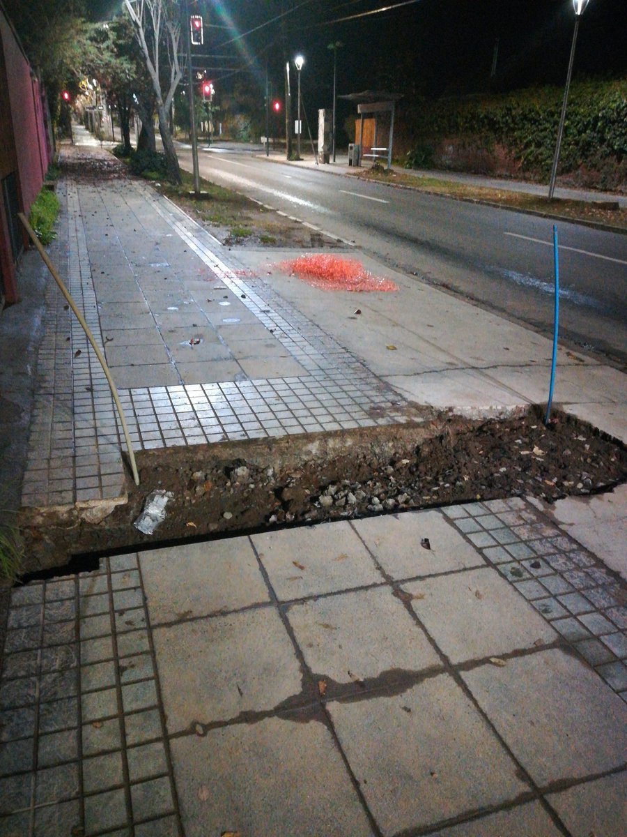 cfuenth's tweet photo. @JMPalaciosParra unos tipos inescrupulosos quitaron la proteccion a excavacion de Aguas Andinas. Un chico en bicicleta casi cae... Esta muy peligroso. https://t.co/BzLBh5kmMc