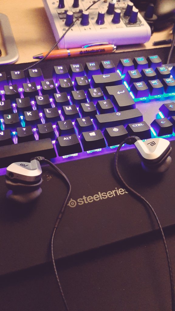 CHEBPLAY's tweet photo. Live terminรฉ, ces รฉcouteurs sont vraiment OUF! Je kiffe. Hรขte de tester d'autres jeux avec! #drownaudio #revolusound #stream #live https://t.co/UqbELwUIlw
