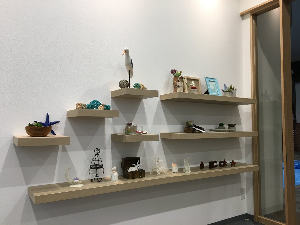 sunproco's tweet photo. ECCイオン幕張新都心校の施工事例です。

・壁面装飾は、世界地図の中に各都市の拡大地図を配置。中高生をターゲットにした校舎という事で、生徒自身が世界を身近に感じてもらえるようにプランニング。

・ディスプレイ棚は「海、マーメイド」をテーマに（校舎マネージャーの希望（想像）を形に） https://t.co/0rHwYJwmVp