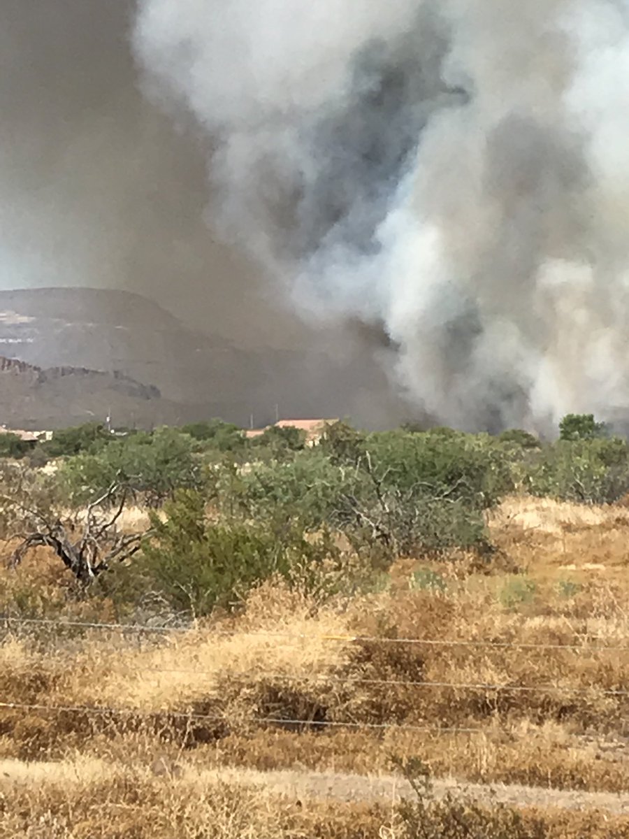 azstateforestry's tweet photo. #AquilaFire, 1000 acres &amp; 2 secondary structures lost. Fire is moving to N., through the wash in heavy vegetation, in area of 27th Lane &amp; W. Via Aquila. More than 200 homes in GO - under evacuation, including Joy Ranch subdivision #AZFire #AZForestry https://t.co/nUOrDn4Q9S