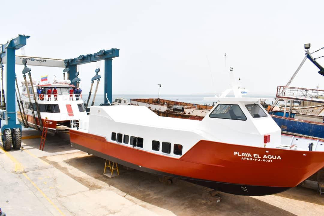 NicolasMaduro's tweet photo. Durante la hermosa jornada de trabajo con la Gran Misión Transporte Venezuela, mostramos al país los avances en la fabricación, en el estado Sucre, de dos embarcaciones destinadas al transporte de pasajeros, hechas con ingenio y mano de obra venezolana. ¡Felicitaciones! https://t.co/ia2wFcFBZg