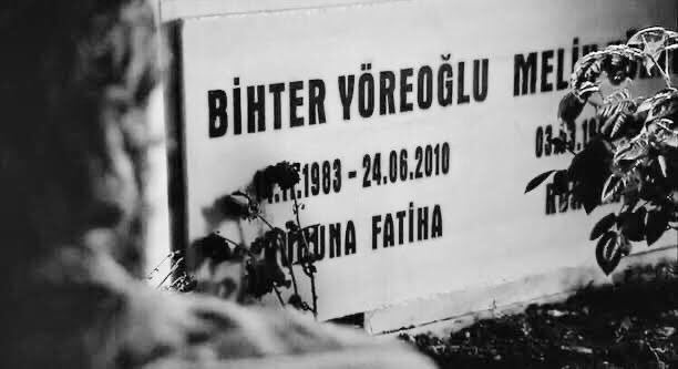 Ziyagilleerden's tweet photo. Şimdi bana en çok yakışan şeyi yapacağım..  Başka türlüsünü yapmak elimden gelmiyor çünkü sen de gördün..Her zaman her sıkıştığımda yaptığım gibi.. Cesaretle sahiplenemediğim her şeyi bırakıp gittiğim gibi gideceğim.. Hadi aşkım.. 
         Behlül kaçar.. #bihterziyagil https://t.co/QQV3zsYkWM