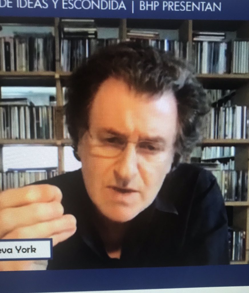 “El arte tiene que hacer sentido del mundo q nos ha tocado vivir y no sólo entertainment” sostiene Alfredo Jaar, feliz de contarse entre la minoría del primero #PuertodeIdeasEnVivo <a href="/csignorio/">Chantal Signorio</a> <a href="/puertodeideas/">Puerto de Ideas</a> <a href="/chiuminatto/">Pablo Chiuminatto</a>