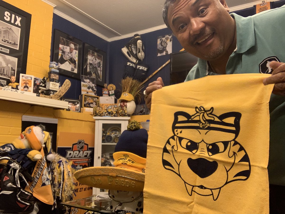 Predxican98's tweet photo. Today I got this beautiful Gnash workout towel for completing @PredsNHL #MoveWithUsMay @ArvidssonViktor @Gnash00 & 72 Miles @Skillsy75 challenge!! After gallons of sweat a new pair of running shoes I ran away with 3 ARVIs one @Matt9Duchene & @WayneGretzky distences. ๐Go #Preds https://t.co/t1WeQAbLEs