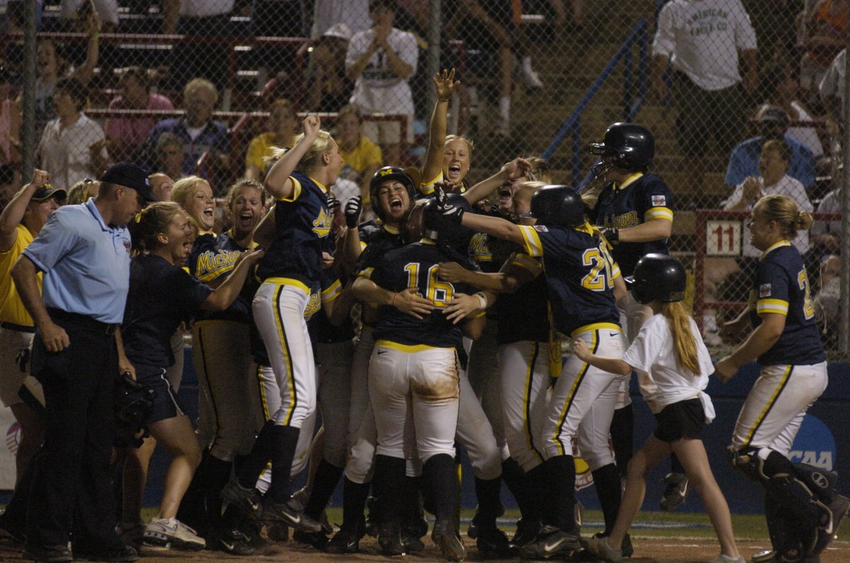 umichsoftball's tweet photo. National Champs! Findlay Drives Michigan Past UCLA.

RECAP » https://t.co/PV7BUnGUSb

#WCWS2005 | #GoBlue https://t.co/Z05vlYPEjv