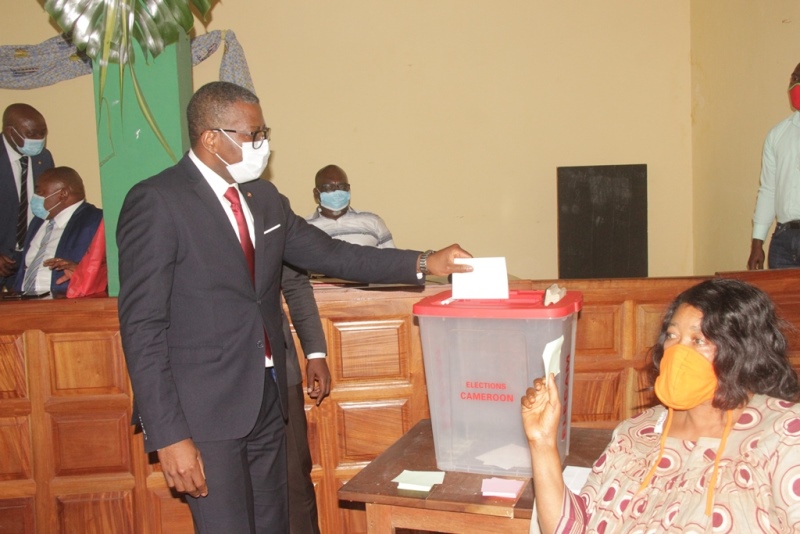 Operateurdevelp's tweet photo. Élection d'une grande conseillère ,suite à une promotion d'une grande conseillère au rang 4è adjoint au Maire de la Ville de Douala ou le poste était resté vacant depuis l'élection du Maire de la ville et de ses adjoints, aujourd'hui Dame #Mbarga du #RDPC a été élu a ce poste. https://t.co/wFGVv85mwS