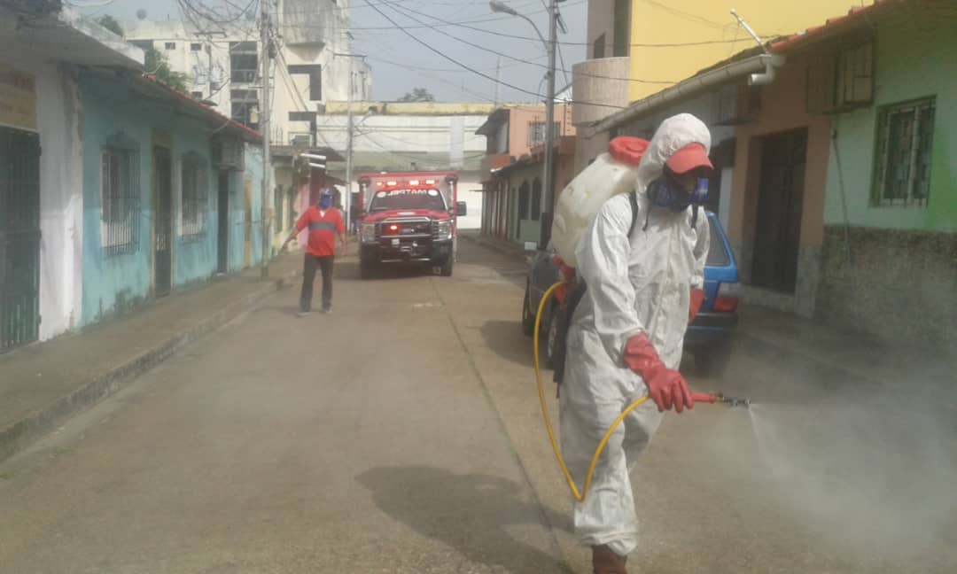 monagaspcad's tweet photo. Por instrucciones de nuestra Gobernadora @yelitzePSUV_ en el marco del plan de desinfección continuamos aplicando el hipoclorito de calcio abordando el día de hoy la vereda #06 con Calle Monagas del sector Barrio Obrero del Municipio Maturín 
@NicolasMaduro @NestorLReverol https://t.co/iyZzdqAwVw