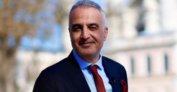 HalitYasir's tweet photo. ÖĞRETMEN DEYİP GEÇMEMEK LÂZIM; İZ BIRAKIR..

Bekir Develi abi, Cins Dergisi’nin “18 Soruda Nasılsın?” sayfasındaki 6’ncı soru olan “Biri vardı değil mi, ‘bu insan’ olmamızı sağlayan, kimdi o?” ifâdelerine, “Ortaokul Türkçe öğretmenim Hüseyin Özoğul.” diye cevap vermiş. https://t.co/agGFsbbyZv