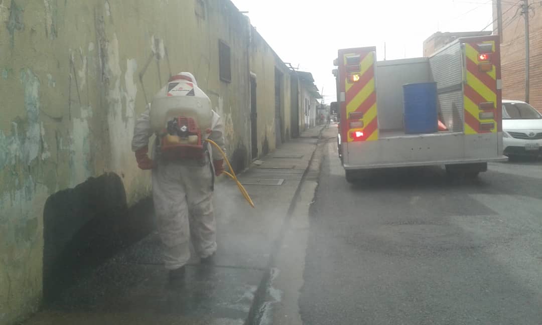 monagaspcad's tweet photo. Por instrucciones de nuestra Gobernadora @yelitzePSUV_ en el marco del plan de desinfección continuamos aplicando el hipoclorito de calcio abordando el día de hoy la vereda #06 con Calle Monagas del sector Barrio Obrero del Municipio Maturín 
@NicolasMaduro @NestorLReverol https://t.co/iyZzdqAwVw