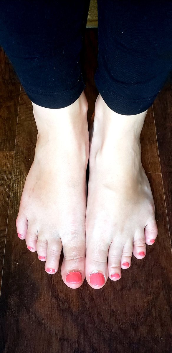 Raelynn420's tweet photo. Perfect little painted piggies 🐷💅🏼 #onlyfansgirl #feetpicsforsale #footfetısh #feetlove #feetpicvirgin https://t.co/7czTnDfAYu