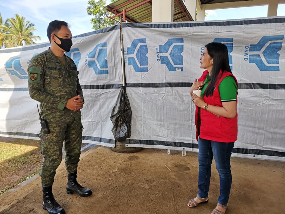dswdfo10's tweet photo. Handa na ang buong team para ikalawang araw ng payout ngayong araw sa Marawi City. Tiniyak ng 12th Civil-Military Operations sa pamamagitan ni Sgt. Abdul Ramin Pandapatan na masusunod ang social distancing at iba pang health protocols.

#DSWDMayMalasakit
#BangonRanao
@DSWDserve https://t.co/0PkpPXKjkK
