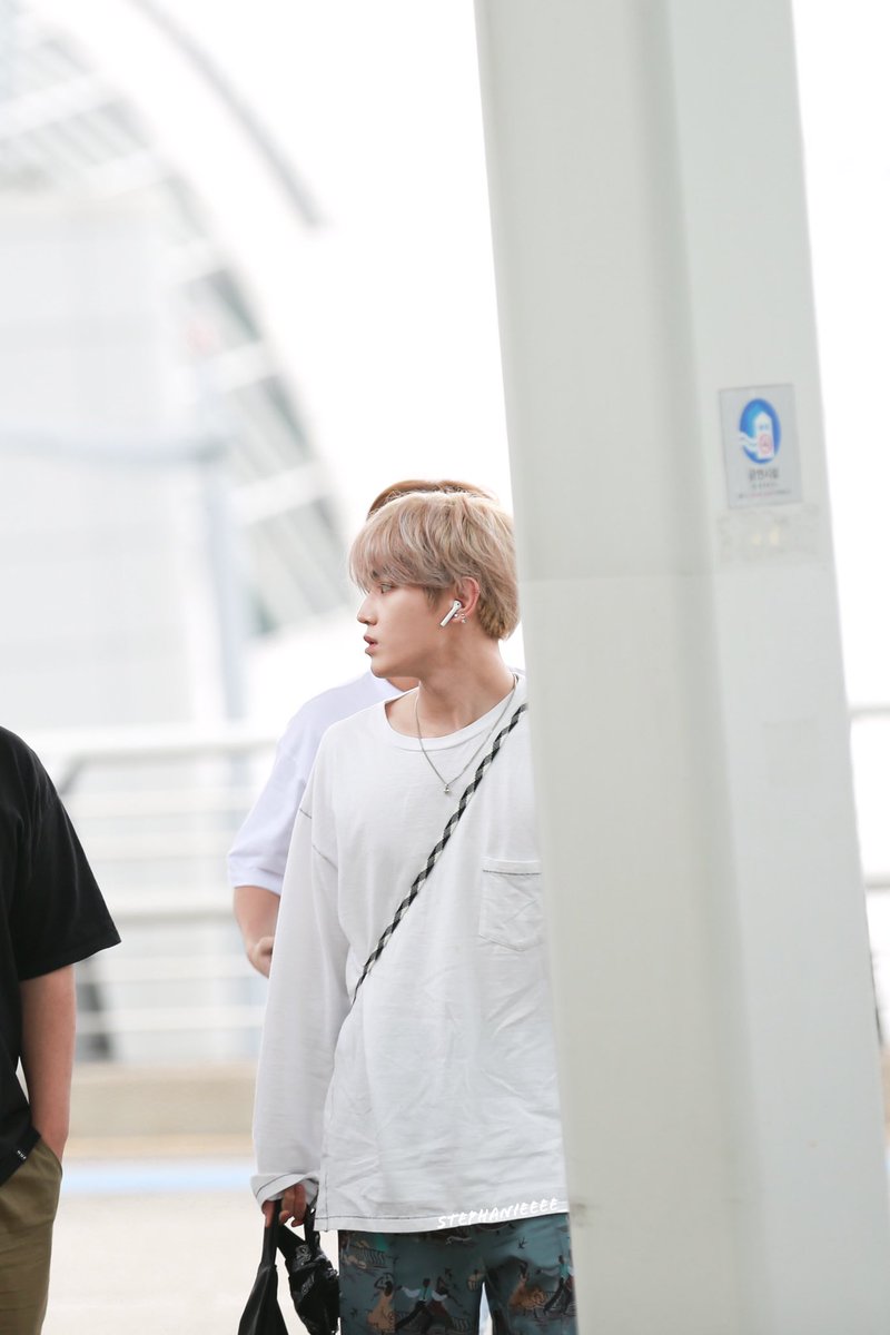 เสื้อขาวกับกางเกงนอนของพี่เค้าน่ามองที่สุดในโลกแล้วจีง  ที่ประทับใจคือเครดิตคนถ่ายอะอยู่ตรงชายเสื้อ แสนเท่