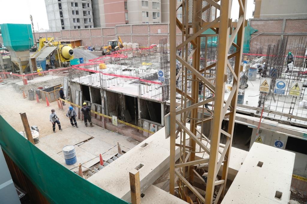RodolfoYanezW's tweet photo. Hoy visitamos el proyecto Villanova, en el Callao, para certificar que se cumplan las medidas que eviten la propagación de Covid-19 en las obras. La reactivación del sector inmobiliario es importante para nosotros, pero más aún lo es la salud de los trabajadores. https://t.co/u8I1ai5Xbe