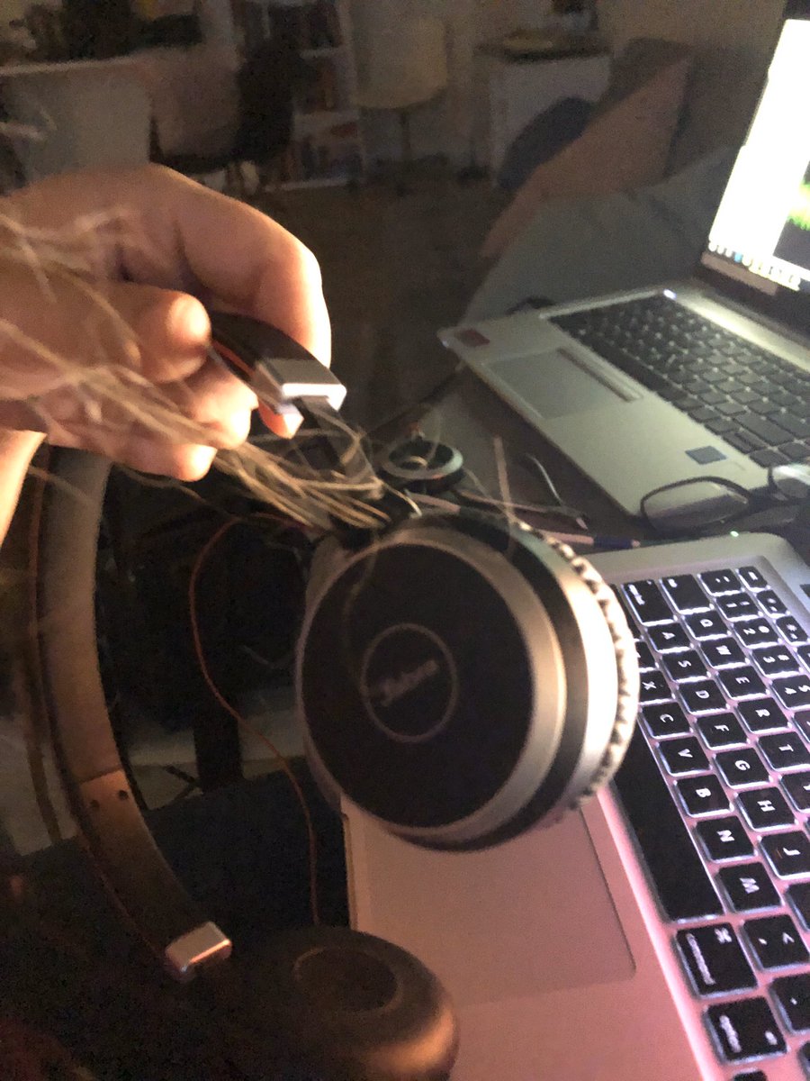sleebogdan's tweet photo. The plight of curlier hair is forever getting it stuck in headphones that turn 💇🏼‍♀️ #curles #hairissue https://t.co/YDnWLq0PlC