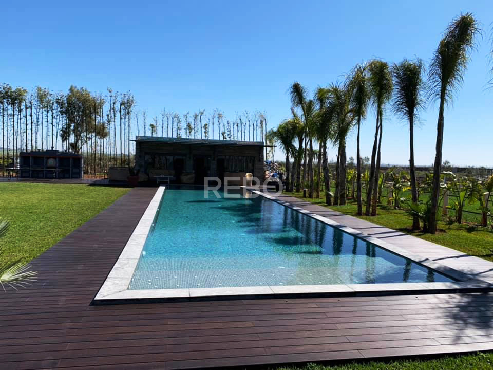 Moroccan Villa Estate with REBO decking 
Deep Carbonized 
Flat surface with a grooved bottom 
#Eco #REBOBAMBOO #Constructionmaterial #bamboodecking #bamboomaterial #buildingmaterial