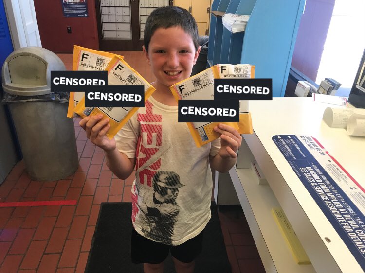 Quickly the dining room turned into the “office” where “packs” of random and mixed cards went to kids for free. Ben from  @midwestboxbreak heard about it and teamed up with Parker.