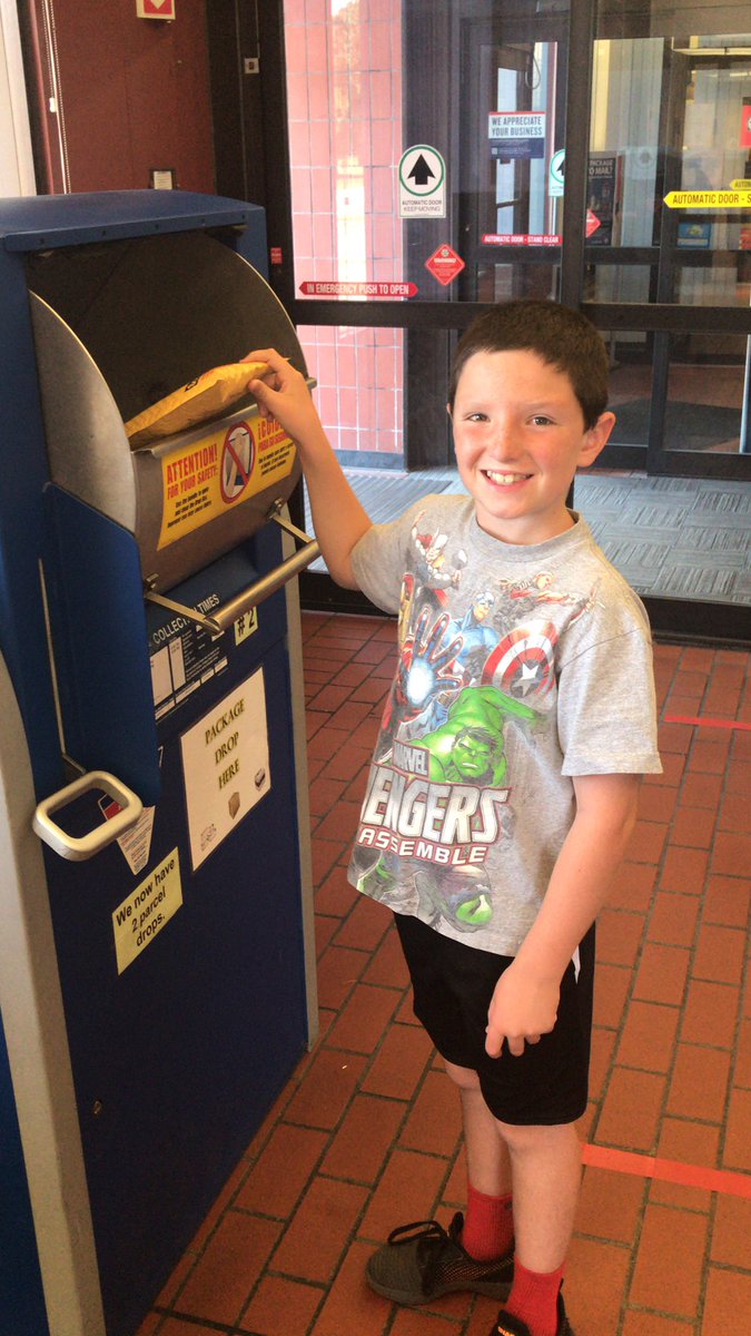 Quickly the dining room turned into the “office” where “packs” of random and mixed cards went to kids for free. Ben from  @midwestboxbreak heard about it and teamed up with Parker.