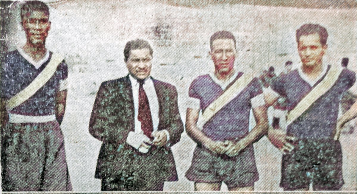 1941
40° aniversario de Alianza Lima, se disputó un encuentro entre "solteros" y "casados" del plantel como parte de las celebracion
A. Villanueva, Julio "loco" Quintana de traje, hizo de árbitro, J Puente y Demetrio Neyra. Ganaron los casados por 2 a 0
Imagen: Manuel E. Paredes