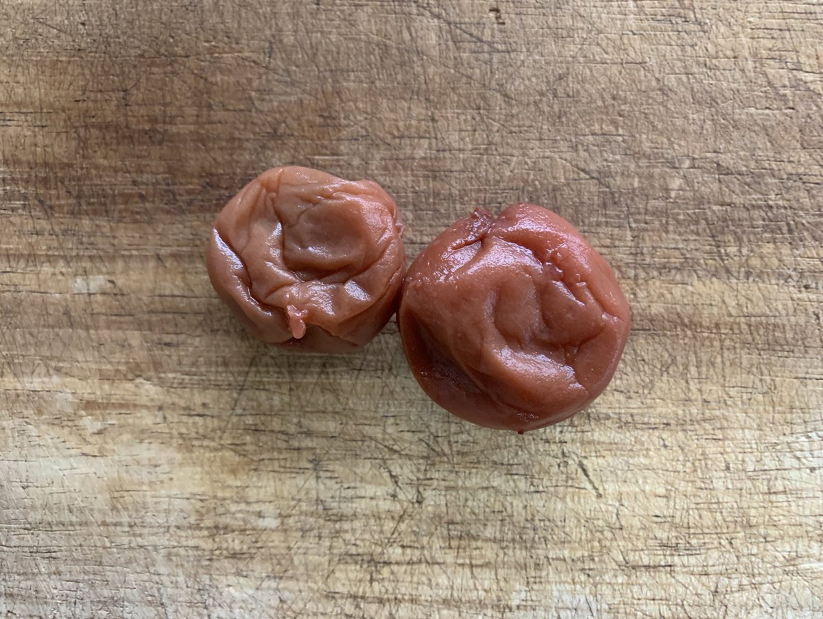mococo321's tweet photo. 昔から「梅はその日の難逃れ」と言われるように、梅はめっちゃ優秀な食材です。
①食欲増進
②疲労回復
③食あたり、食中毒予防
③血流を改善し、血管の老化を防ぐ
④免疫力を高める
⑤抗老化作用
⑥骨粗鬆症の予防
⑦生活習慣病の予防
など様々な効果があります。
1日1個程度、梅干し食べましょう！ https://t.co/OJB7UfS4Ps