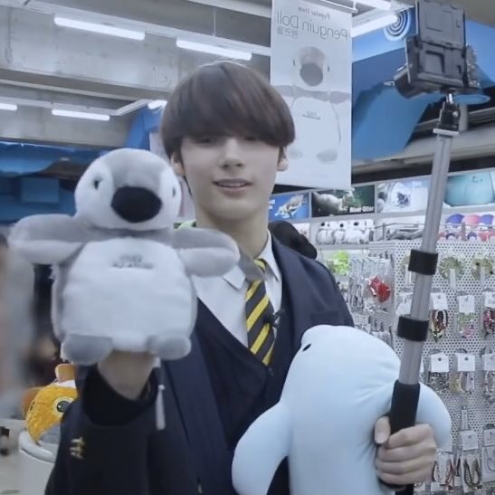 after walking around the aquarium you can't help but shop for dolls for each other.↳ you buy him a penguin doll and he gets you a dolphin one :)