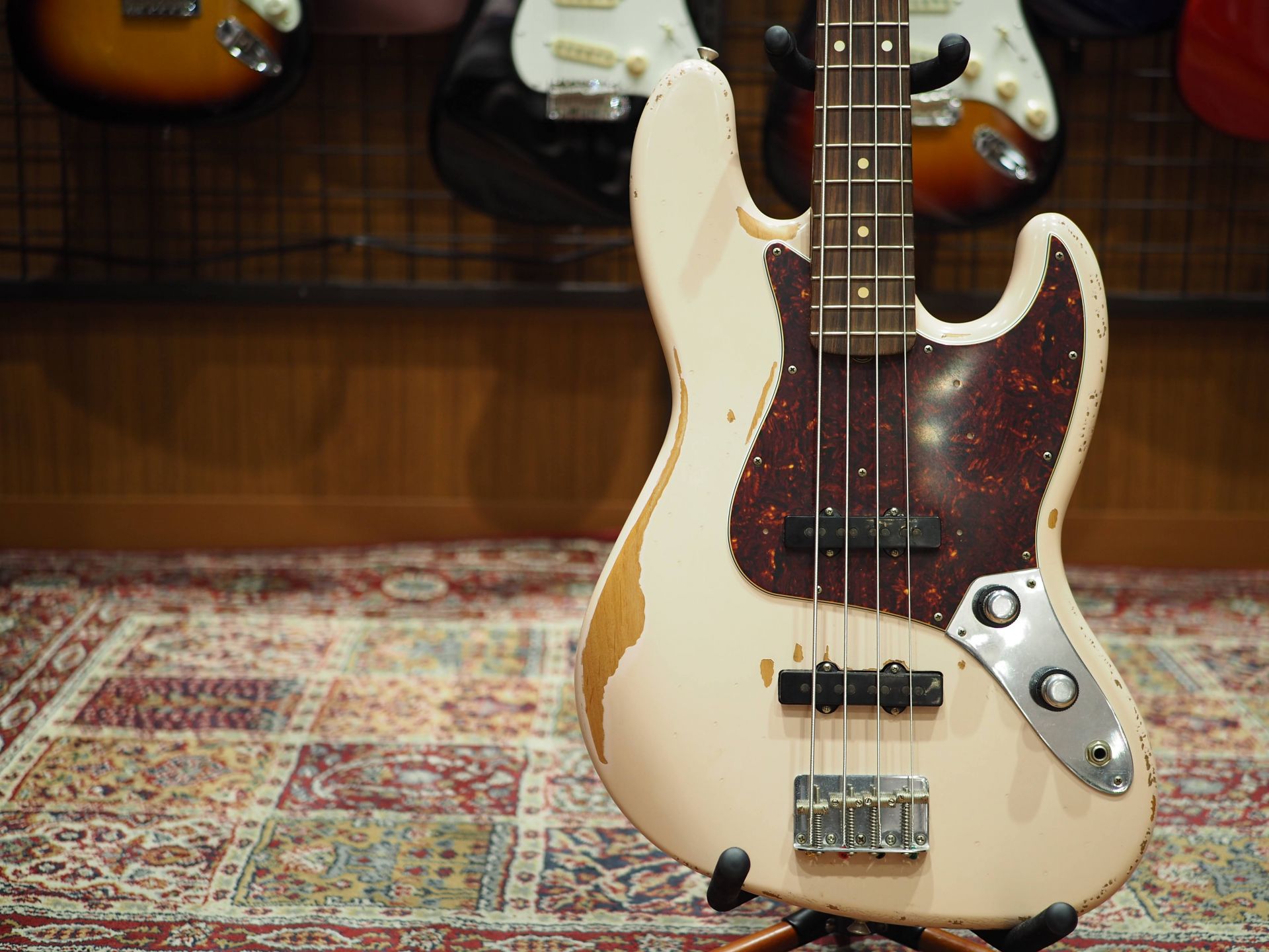 島村楽器 レッチリのベーシスト フリー モデルのジャズベースが中古で入荷しましたよーヽ ﾉ 中古楽器 Fender Flea Jazz Bass Rosewood Fingerboard Roadworn Shell Pink セレオ国分寺店 店舗情報 島村 楽器 T Co Suq7mwi0jy