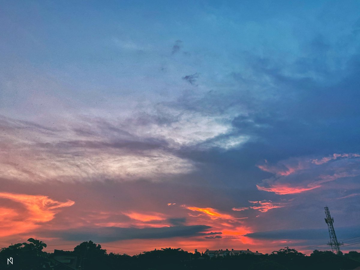 neilgermo's tweet photo. June 23, 2020
#LookUpIts6oClock #ThisIsWhatISee #aNGles https://t.co/M7n7uW52Wo