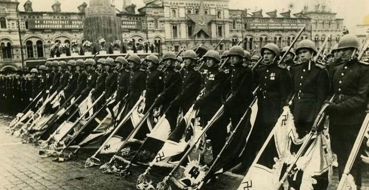 Voina_41_45's tweet photo. 24 июня 1945 на Красной площади прошел исторический Парад Победы. К подножию Мавзолея было брошено 200 фашистских знамен поверженной Германии. 
Сегодня, ровно через 75 лет, вновь проходит Парад Победы – день в день: https://t.co/Z5fXhCMXgD https://t.co/7aDi8EzKfw
