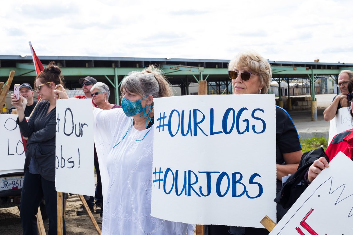 UniforTheUnion's tweet photo. Great turnout at the rally to save Mackenzie mill jobs! @jjhorgan @JustinTrudeau - the entire community needs your help to save forestry jobs and keep the Mackenzie pulp mill running.
#bcpoli #unifor #canlab #ourlogsourjobs https://t.co/2OaY1tr98g