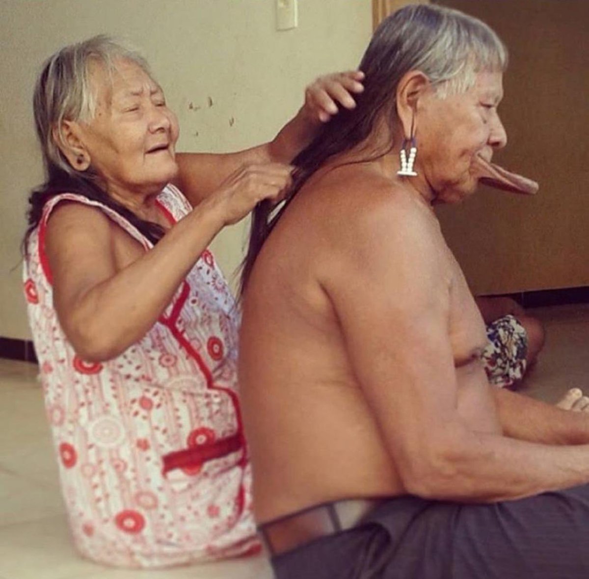 GuajajaraSonia's tweet photo. Hoje recebemos com tristeza a notícia do falecimento de Bekwika Metuktire, esposa do cacique Raoni. São muitas fontes de sabedoria que estão nos deixando levando nossa originalidade cultura e aprendizado. Minha solidariedade e imenso pesar!
#vidasindigenasimportam https://t.co/1PRVfQIqbH