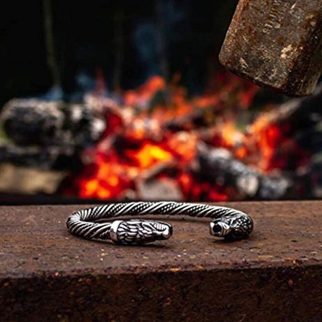 Cimarronemx's tweet photo. Los vikingos, eran hombres temerarios por naturaleza, de grandes riesgos con actitud valiente y aventurera. La mayoría de ellos eran hombres libres aunque leales a sus pueblos.

Y a ti, ¿qué te define?

Encuentra esta pieza y muchas más en https://t.co/tB6U64sB9t 👈🏽 https://t.co/VhkT864JGH