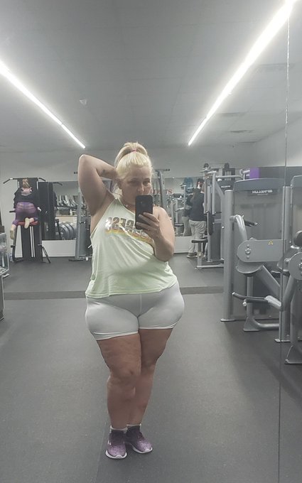 Hillbilly6e - ass so fat you can see from the front #bbw #camgirl #hillbilly https://t.co/bqwdiykpUT