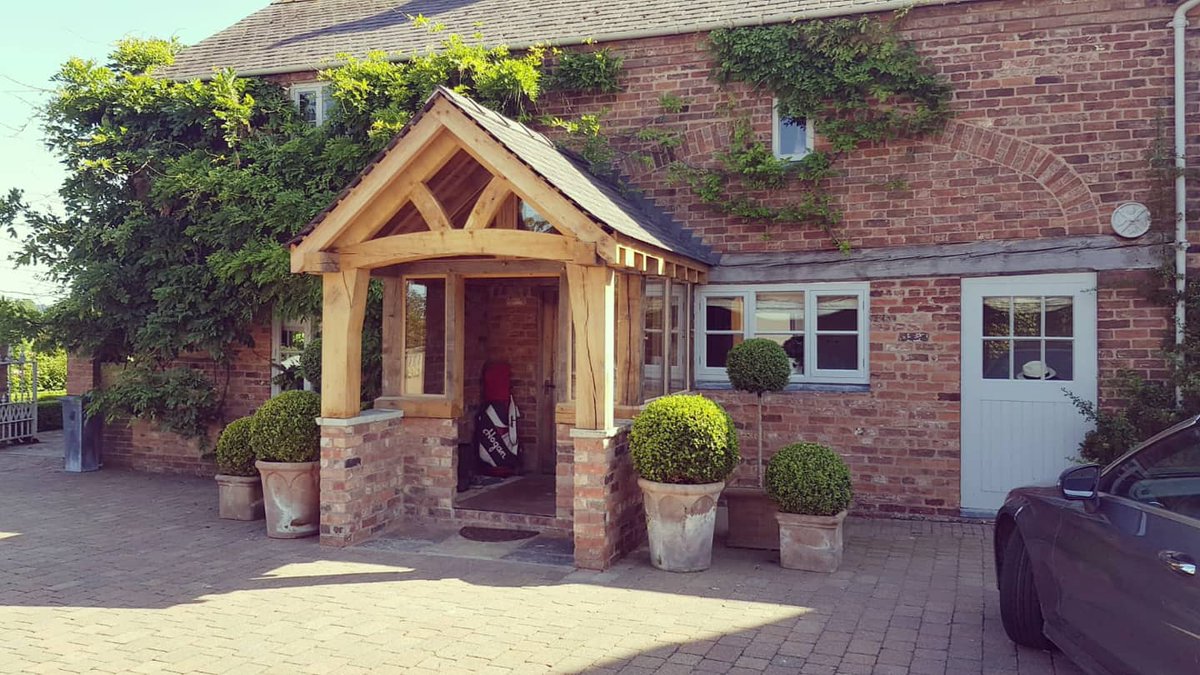 CharacterOak1's tweet photo. Our latest #oakporch was glazed yesterday. Isn't she a beauty. 💛

#bespoke #handcrafted 
#oakframing #oakframedporch #oakporches #Cheshire #Staffordshire #Shropshire https://t.co/fKBTlyXM5e