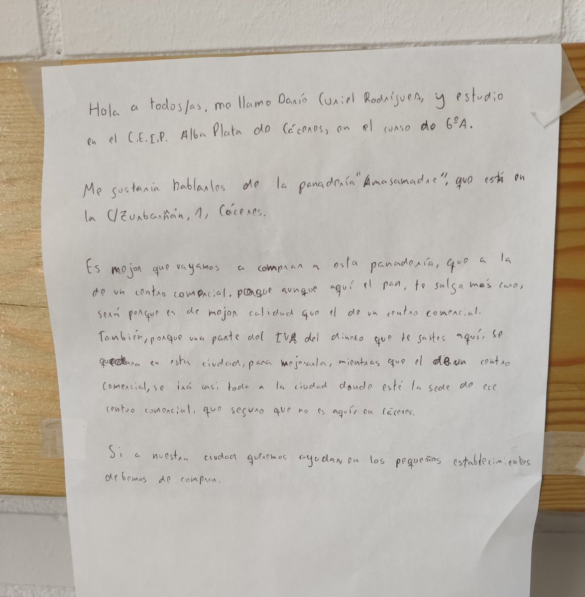 elsolCEX's tweet photo. Darío Curiel, alumno de 6ºA del colegio #CEIPAlbaPlata de Cáceres, escribió una carta para apoyar el comercio local, en concreto la panadería Amasamadre, dentro de una actividad más amplia coordinada por su profesor Juan Antonio Siles, así se educan para la vida. #leccionesdevida https://t.co/gGmxqXXTRf