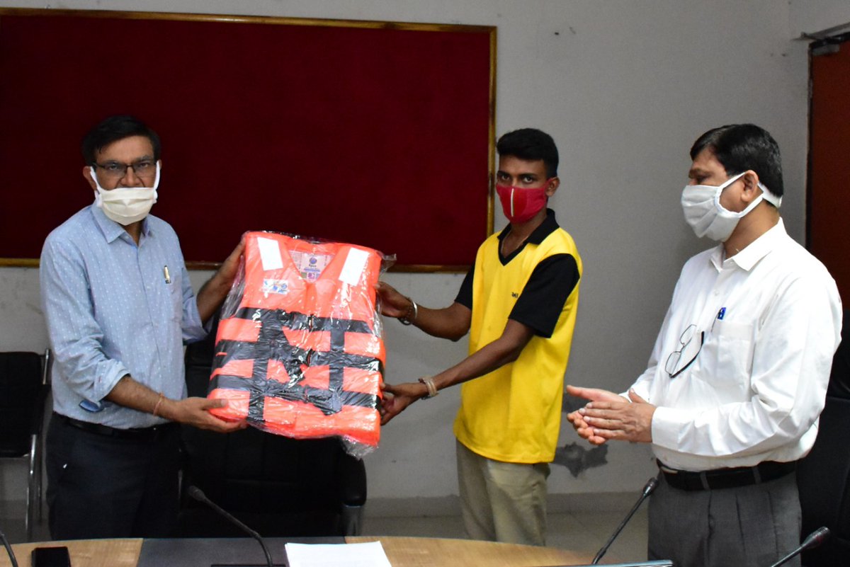 તાપી જિલ્લાના 80 જેટલા “આપદા મિત્રો” ને રાહત બચાવ કામગીરી માટે અપાયા લાઈફ જેકેટ :