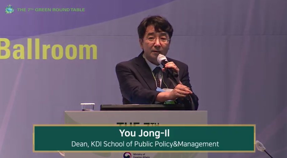 yannickglemarec's tweet photo. Very encouraged by the discussions at the 7th #GreenRoundTable. Congratulations to #ROK 🇰🇷 for your #ClimateAction commitment and your leadership on the Green New Deal. Watch the presentation of @KDI_SCHOOL Dean You Jong-Il on why the deal matters: https://t.co/whjRSDHxp2 https://t.co/XPI0DtUq5O