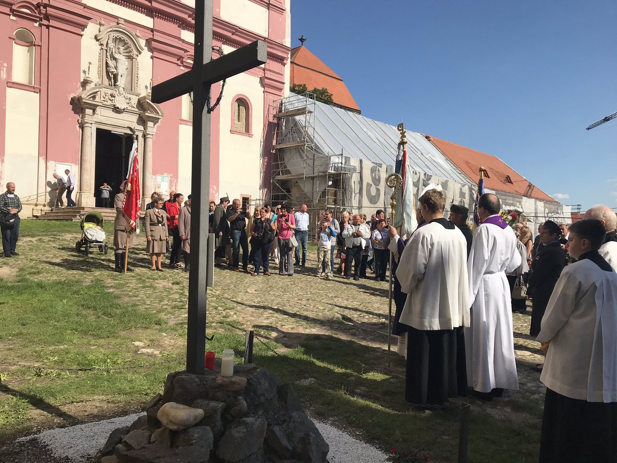 Kucerova_uci's tweet photo. New memorial plaque in @znojmocity_cz reminds of Znojmo-region-political prisoners and their suffering during the communist era. 88 names, 4 of them belonging to the Achrer family. Its young man was cought when trying to leave the country. His parents and brother jailed too. https://t.co/SwczCLxrzY