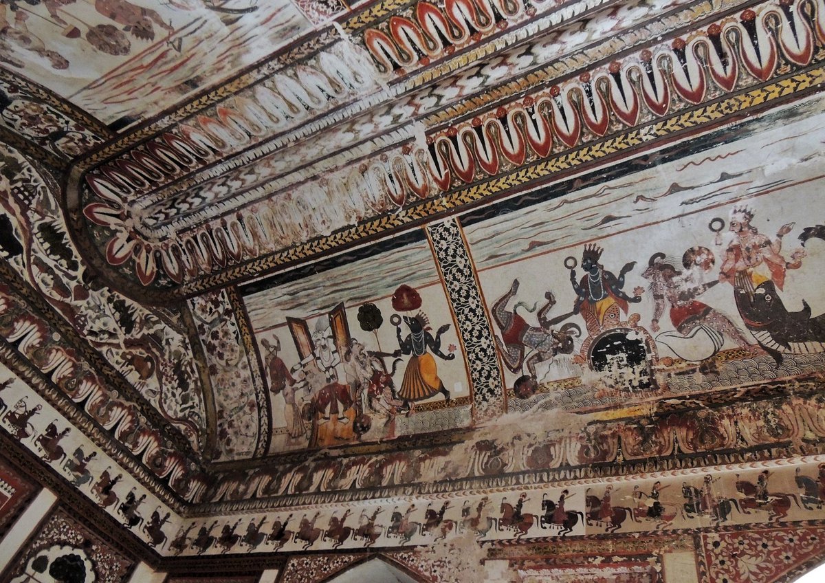 ओ for ओरछा. Raja Mahal is the ancestral palace of the Bundelas of Orccha, built in the 16th century CE. The palace is known for its stunning murals, like this one of the Dashavatar.  #AksharArt  #ArtByTheLetter (5/6)