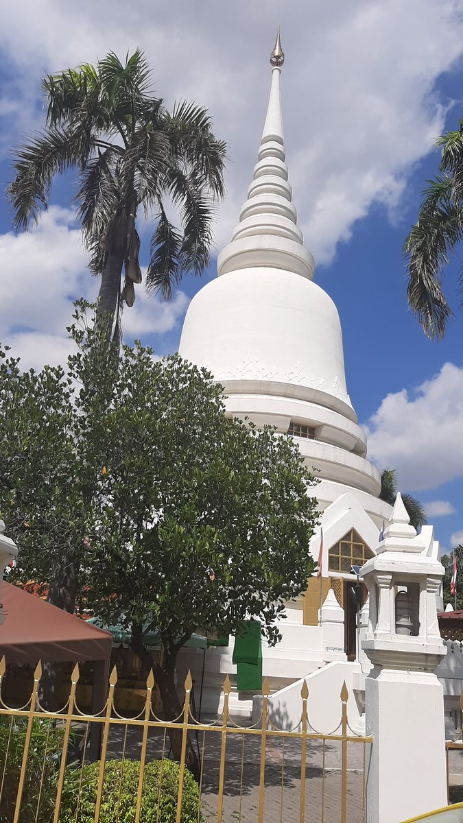 NetiwitC's tweet photo. แต่เช้า #24มิถุนา ผมมาวัดพระศรีมหาธาตุ บางเขน (วัดประชาธิปไตย) วันนี้ของทุกปี ลูกหลานคณะราษฎรจะมาทำบุญรำลึกถึงพ่อแม่เขาที่เสี่ยงชีวิตนำประชาธิปไตยมาให้กับประเทศไทย ในพระเจดีย์บรรจุอัฐิของคณะราษฎรแทบทุกคน เช่น พระยาพหล จอมพลป. อ.ปรีดี และคนอื่นๆ BTSมาถึงแล้ว เชิญชวนมาที่นี่กันครับ https://t.co/aBrBo40rjs
