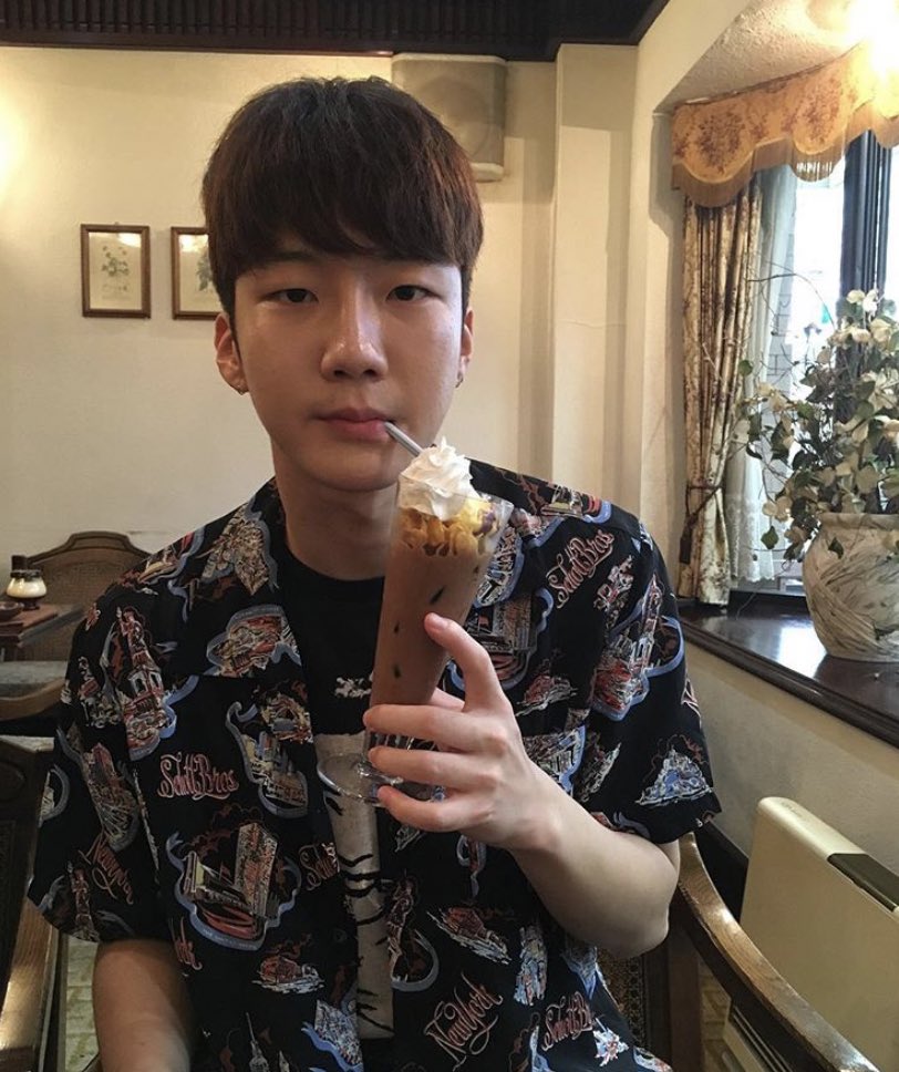 QPARKRIA's tweet photo. ซึงฮุนใช้กล้องสดตลอด แฟนคลับรู้ คนนอกด้อมรู้ เพราะซึงฮุนแปลว่าผัว ผัวทิพย์ของทุกคน จนหลายคนทะเลาะกับผัวจริงๆมาแล้ว https://t.co/JiS8CK59ha