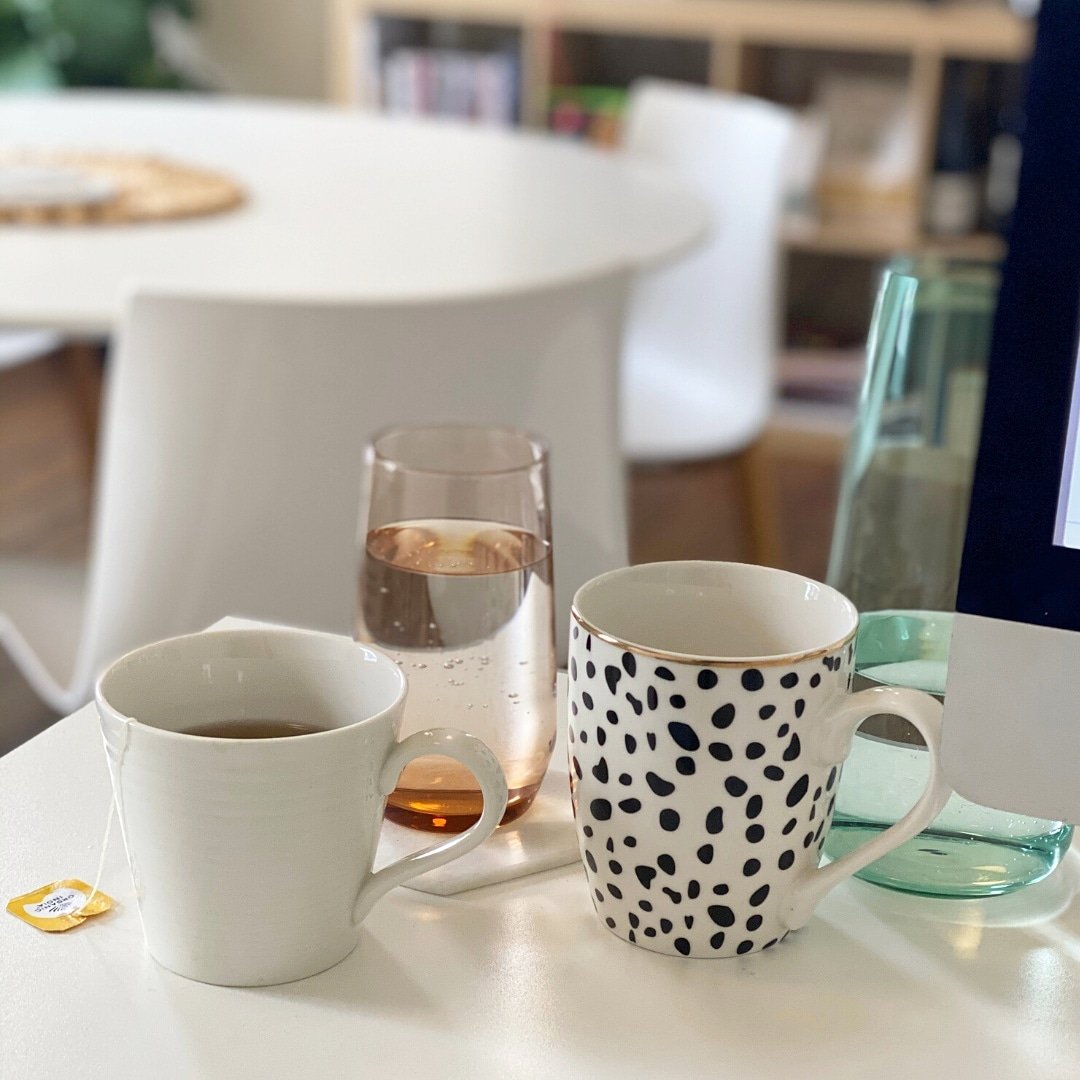 mariadeconno's tweet photo. In between face to face, phone and video meetings, i seem to gather cups of tea and water on my desk.

At least, i'm staying hydrated through out the day! ☕

 #tea #water #hydration #figtreedigital #meetings #adelaide #businessmeeting https://t.co/gO3tmuCZFG