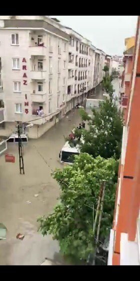 erdal_elibuyuk's tweet photo. İstanbul’umuzda dün meydana gelen sel ve hortumdan etkilenen tüm hemşehrilerimize geçmiş olsun dileklerimi iletiyorum.
Vefat eden kardeşimize Allah’tan rahmet diliyor, yaralananlara acil şifalar diliyorum. Rabbim tüm insanlığı her türlü afetten korusun. https://t.co/TCYPjtsMEO
