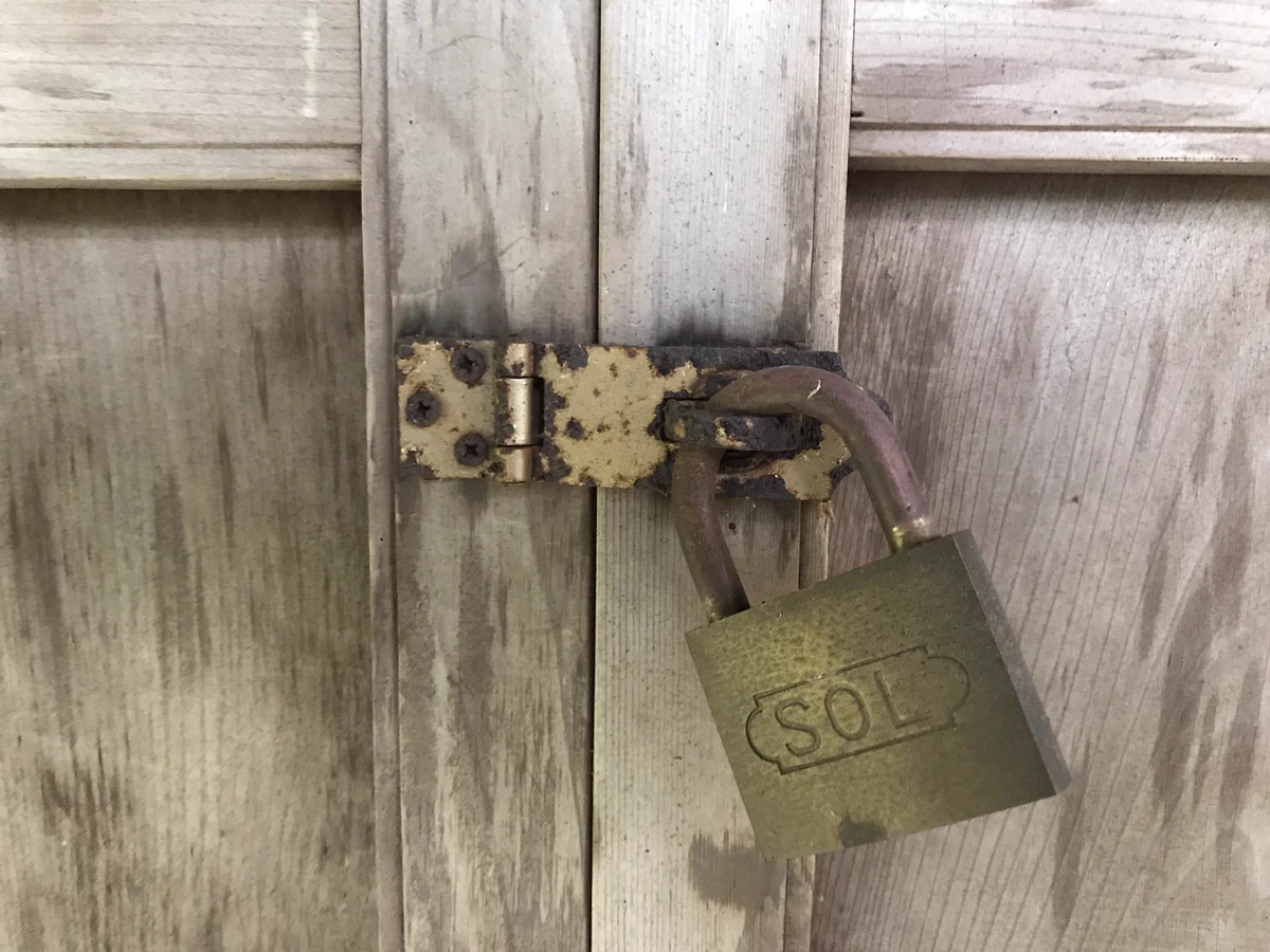 意外と知られていない？南京錠で施錠する時に使われる、あの金具の正しい取り付け方！