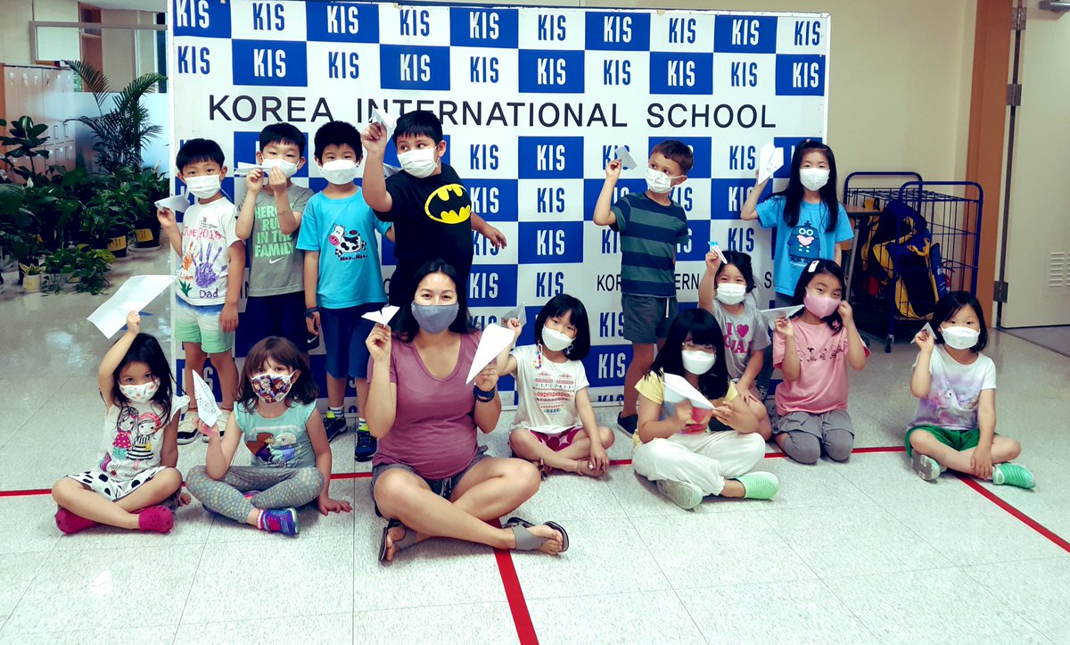 h_twaites's tweet photo. Rainy days call for paper airplanes! #kissummerprogram @kispride #kispride https://t.co/2mjmn6uc2k