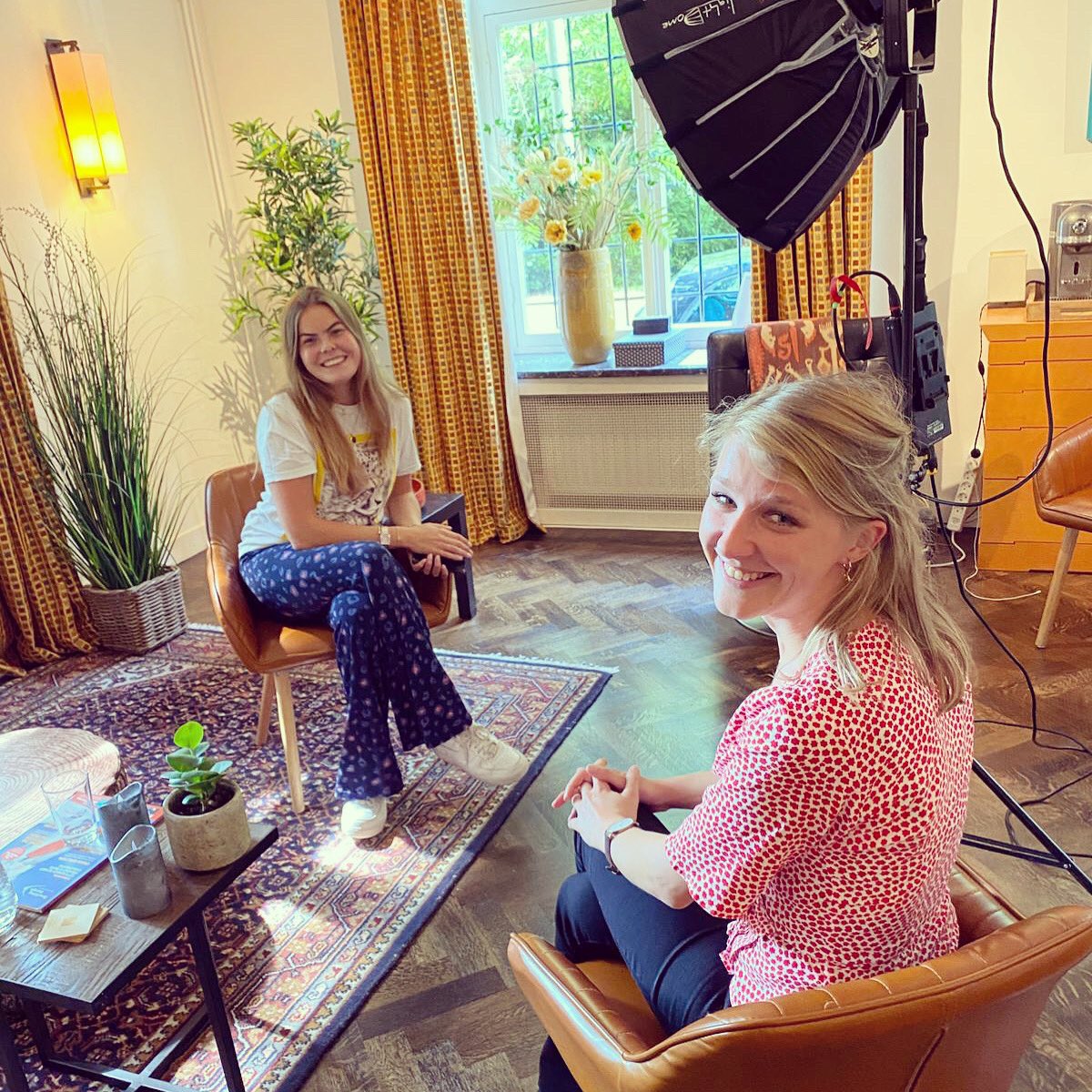 DeboraPost's tweet image. Echt speciaal: ik mocht gravin Eloise van Oranje interviewen, en dat was haar eerste interview ooit! 😊 Het hele gesprek staat nu online op de site van het @jeugdjournaal: jeugdjournaal.nl/artikel/2338315