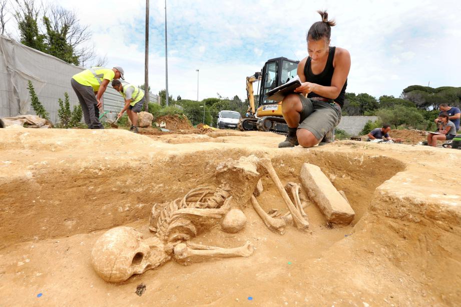 Lucius_Gellius's tweet photo. #Archéologie #Fréjus: découverte d'une nécropole  #romaine du Ier siécle  de 130 tombes situées dans la rue Général Calliès, située à l'extérieur de la ville #antique de Forum Julii.

Source #Var matin. Photos Philippe Arnassan

#twitterAntique #teamromains https://t.co/SnNyV2JjGX