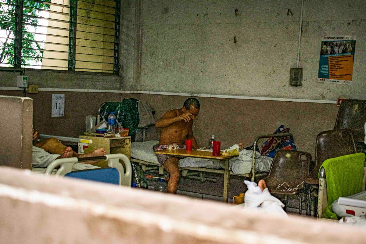 RomeoHerrera1's tweet photo. A la vez, trabajamos en cambiar áreas abandonadas en el Hospital Rosales. https://t.co/qkQWiosZC1
