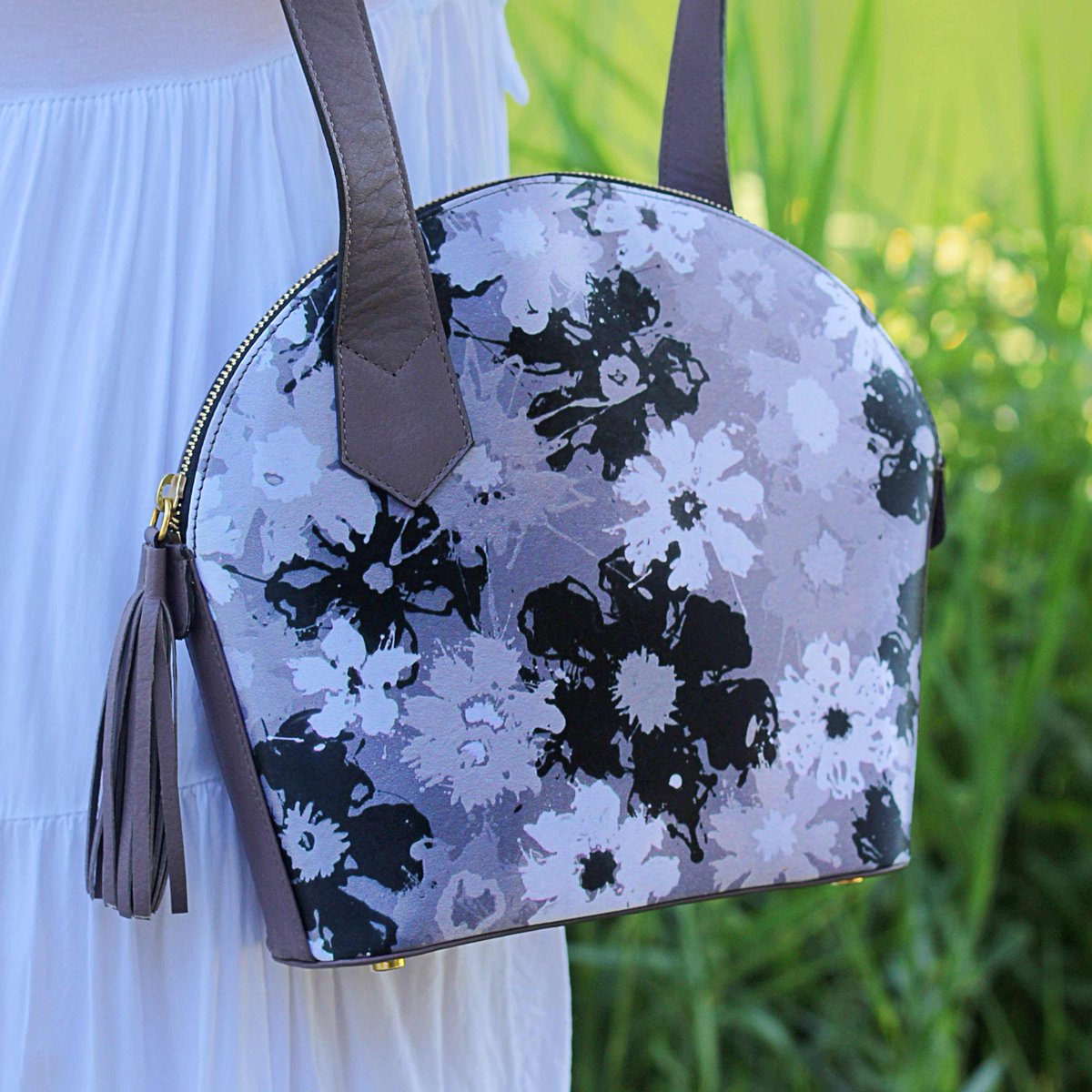 arts2be's tweet photo. “Flowers are the music of the ground” ⠀
#MadeInBelgium #SupportCraftsman
#LuxuryFashion #BelgianFashion #ArtsFashion #Maroquinerie #LeatherWork #RealLeather #HandMade #Luxe #LuxuryLifestyle #LimitedEdition #HandBags #HandBagsLover #JacheteBelge #IkKoopBelgisch @pelletane_art https://t.co/DkBk9IWYkh