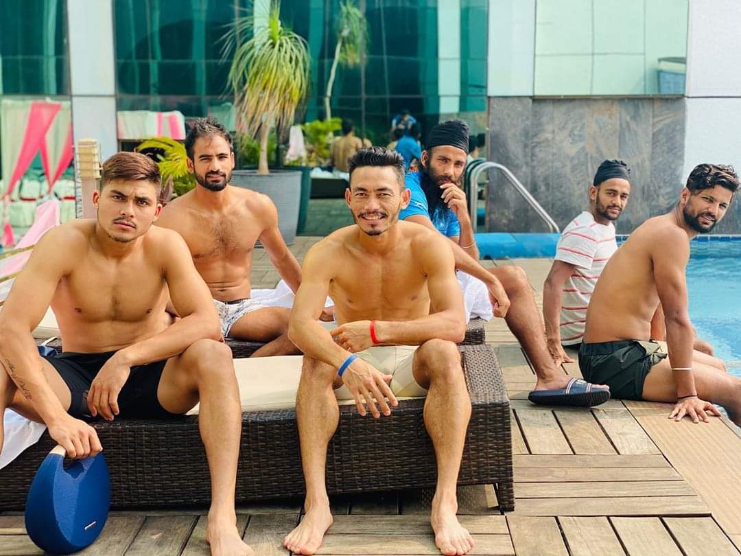 TheSportswallah's tweet photo. Squad goals be like this 😎 #KrishanBPathak 

#hockey #india #indianhockey #squadgoals #players #misshockey #sportswallah https://t.co/tGPM7JHtef