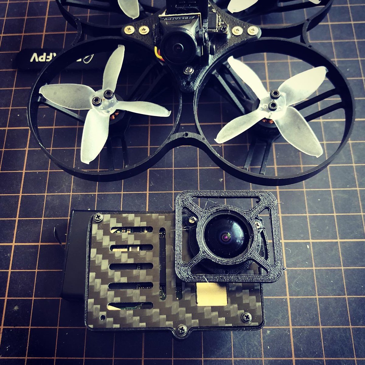 kigaru's tweet photo. 明日撮影で1機では心配なのでサブで急遽もう1台gopro hero7剥きました。beta85Xgopro で組みましたがいい感じです!
#goprohero7 #beta85x #kigarudrone #cinewhoop #剥きプロ #goproのある生活 https://t.co/H74WHOm7V6